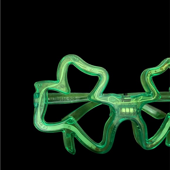 ‼️READ‼️ 

Green Shamrock Novelty Light-Up Glasses - Picture 5 of 7